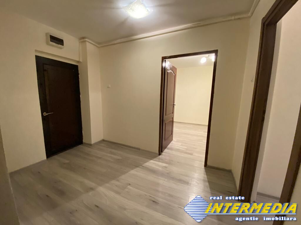 Apartament 3 Camere Decomandat 68 mp. Nemobilat de inchiriat Zona Centru etaj 1 Alba Iulia 