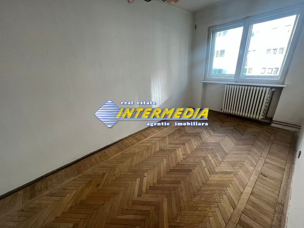 Apartment 3 rooms for sale in Cetate area - Bulevard, intermediate floor