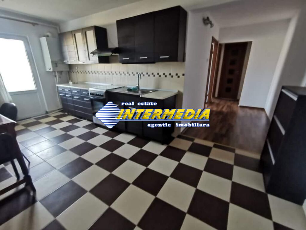 Detached 3-room apartment for sale in Alba Iulia Cetate 3rd floor with tabulated garage