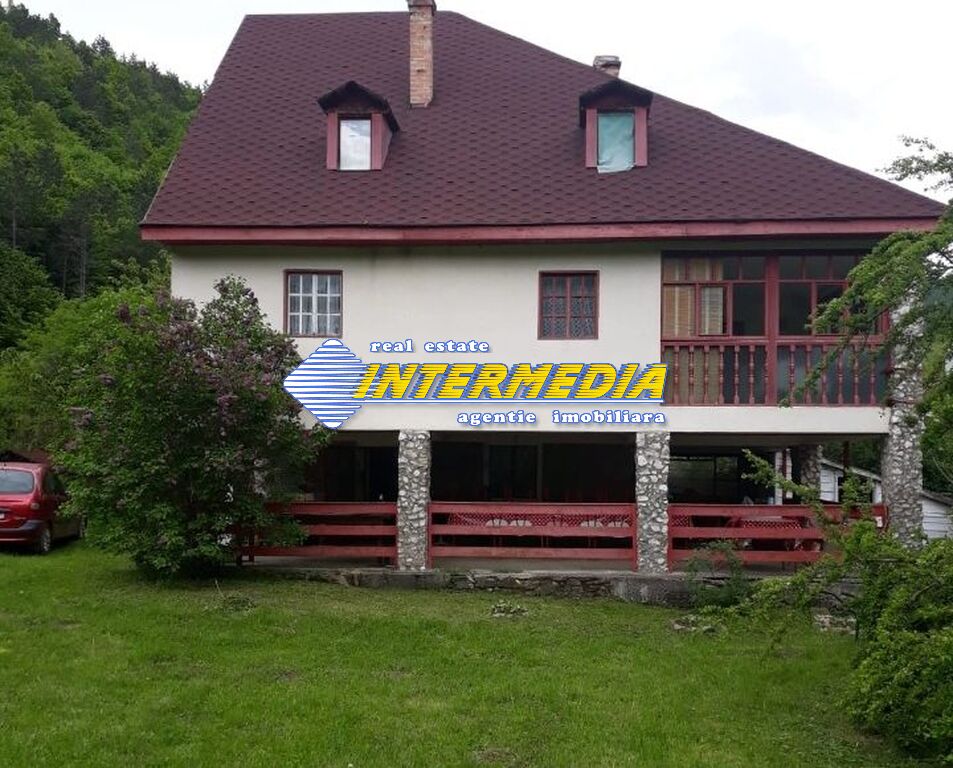 Holiday house P+E+M for sale with land of 2930 sqm. on the river bank