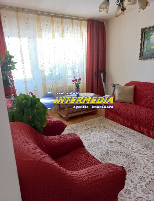 Apartment 3 rooms for sale in Cetate Piata area