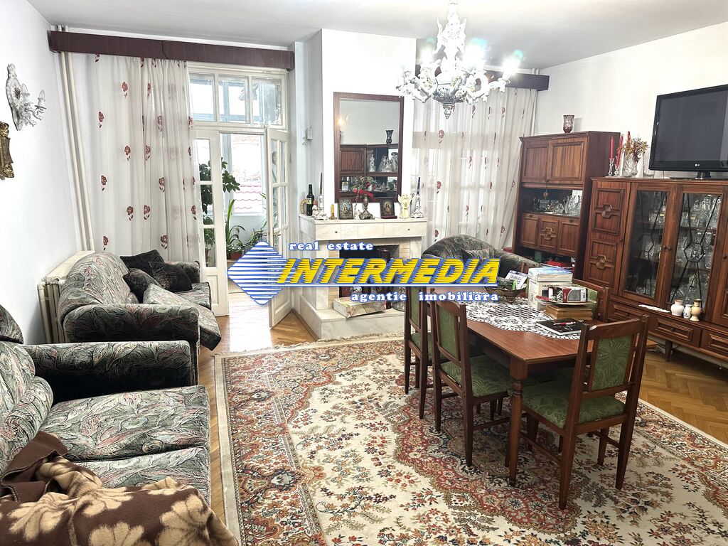 House with 6 rooms for sale in Center Alba Iulia Tribunal area