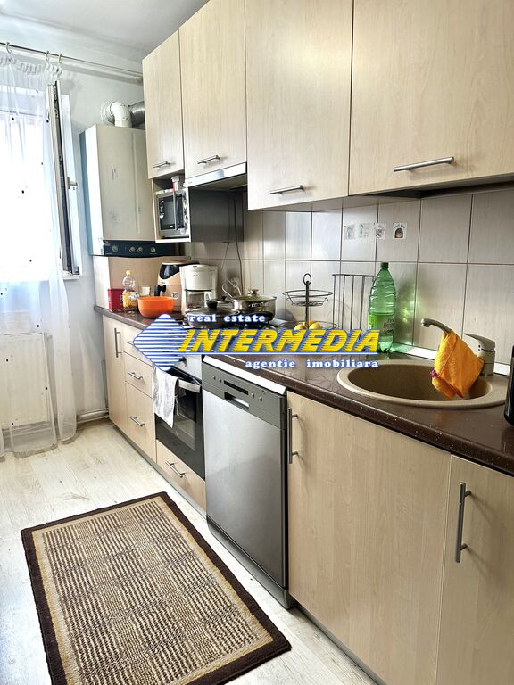 Apartment with 3 rooms for sale in Cetate area Piata Alba Iulia intermediate floor