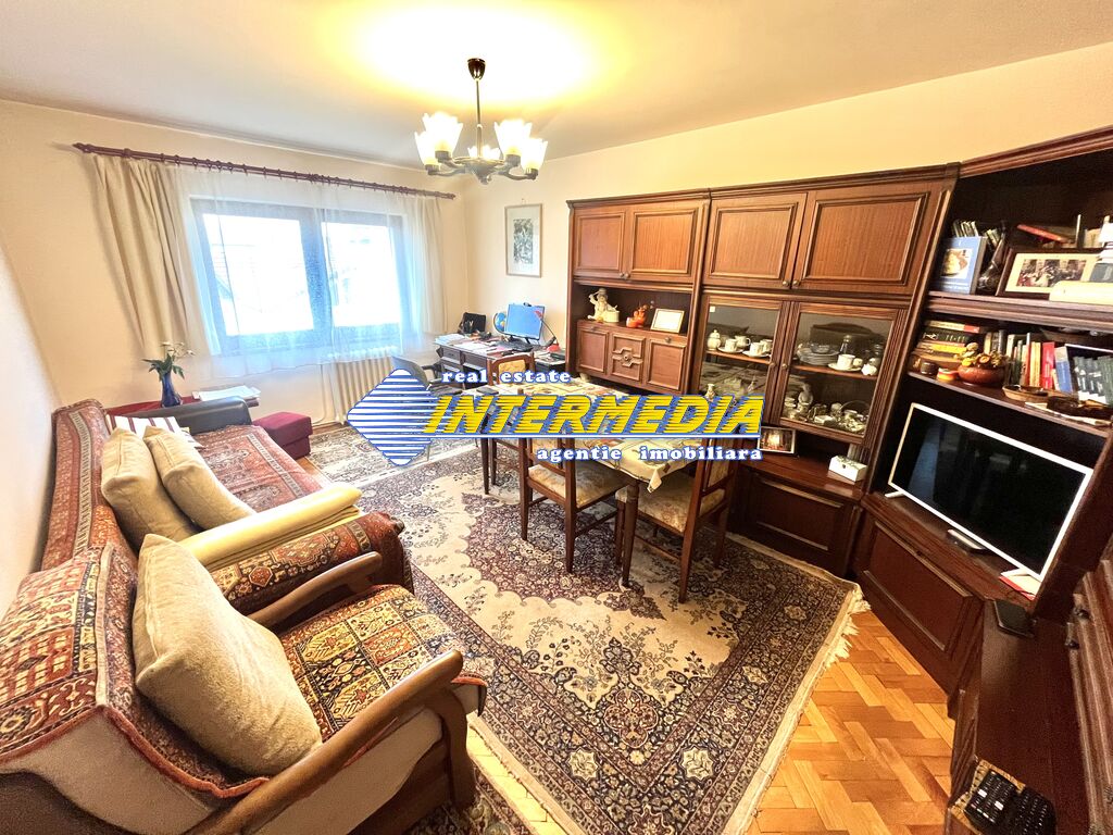 Apartment 3 rooms decomadant for sale in Alba Iulia Fortress Mercury area intermediate floor