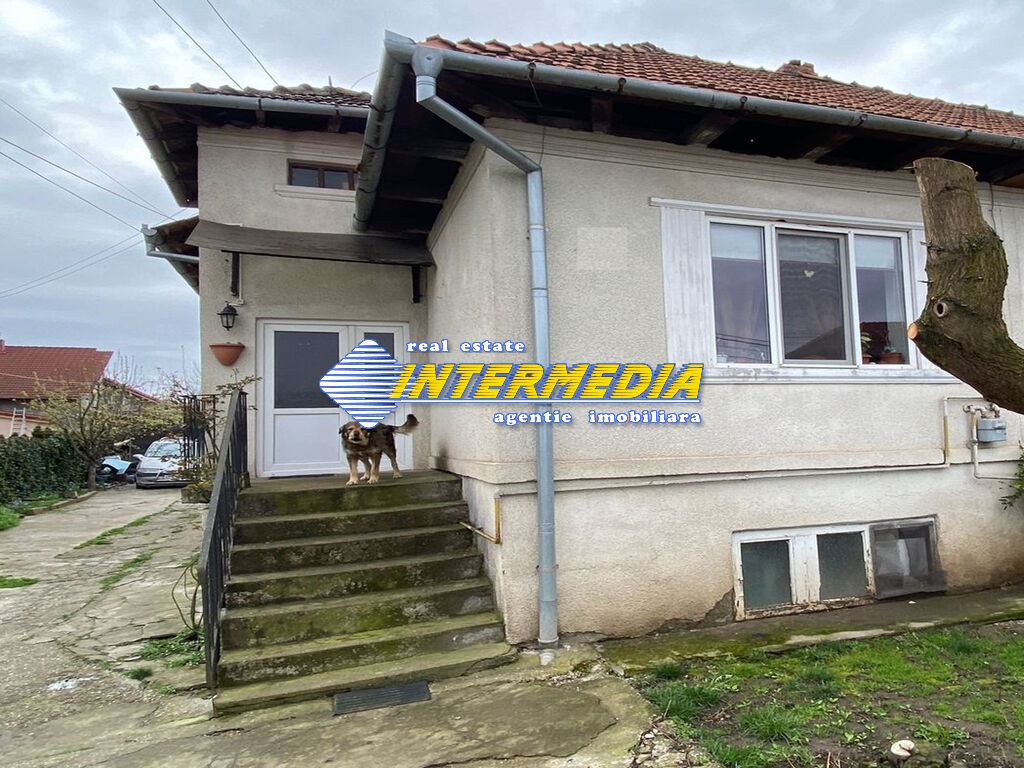 Casa de vanzare cu 930 mp teren, strada asfaltata, nefinisata, in Alba Iulia, Zona CETATE, zona speciala si deosebita,