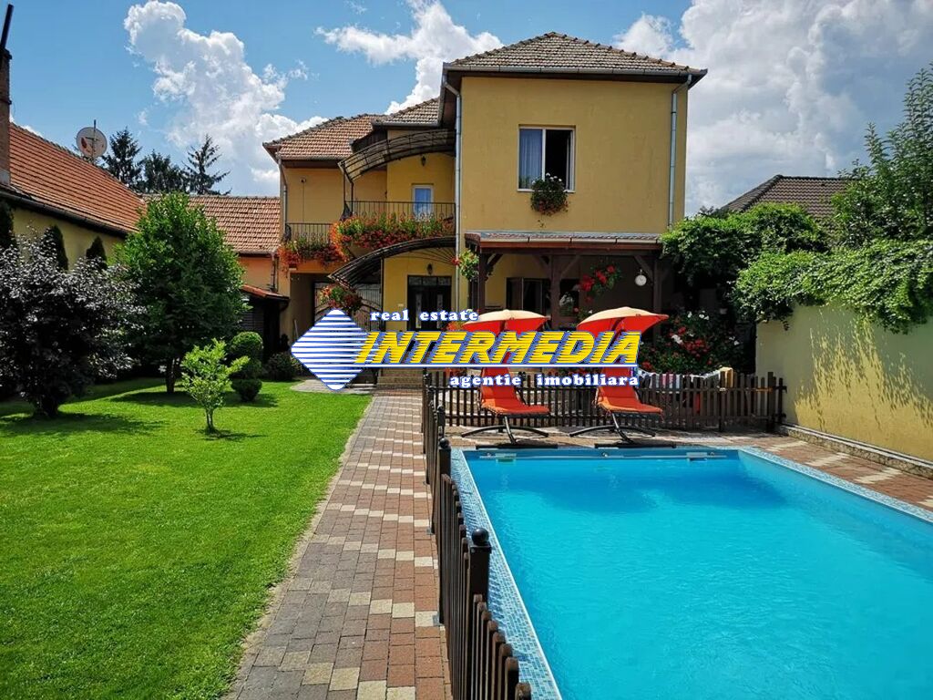 House for sale with 4 rooms in Alba Iulia Ultracentral area finished with swimming pool
