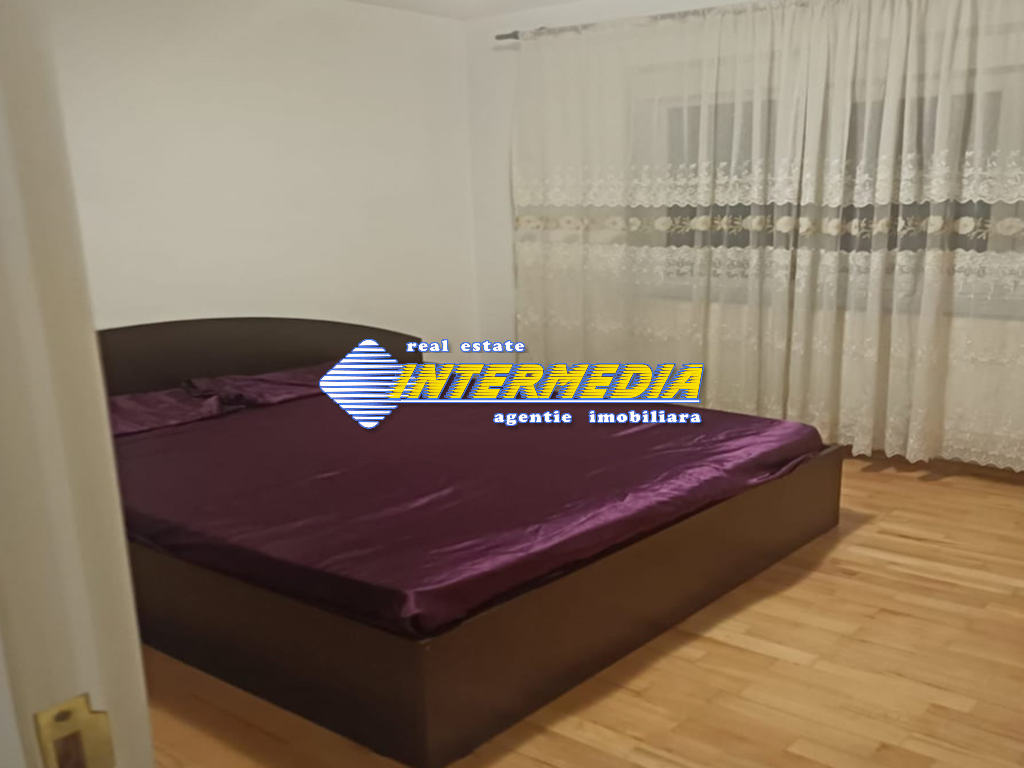 Inchiriere Apartament 3 camere decomandate 2 bai, 2 balcoane, utilat si mobilat complet Alba Iulia Centru